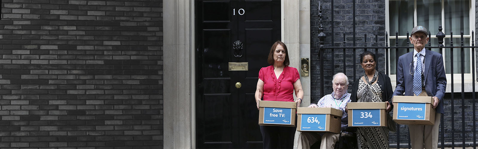 ̽Ƶ campaigners hand in a petition to 10 Downing Street